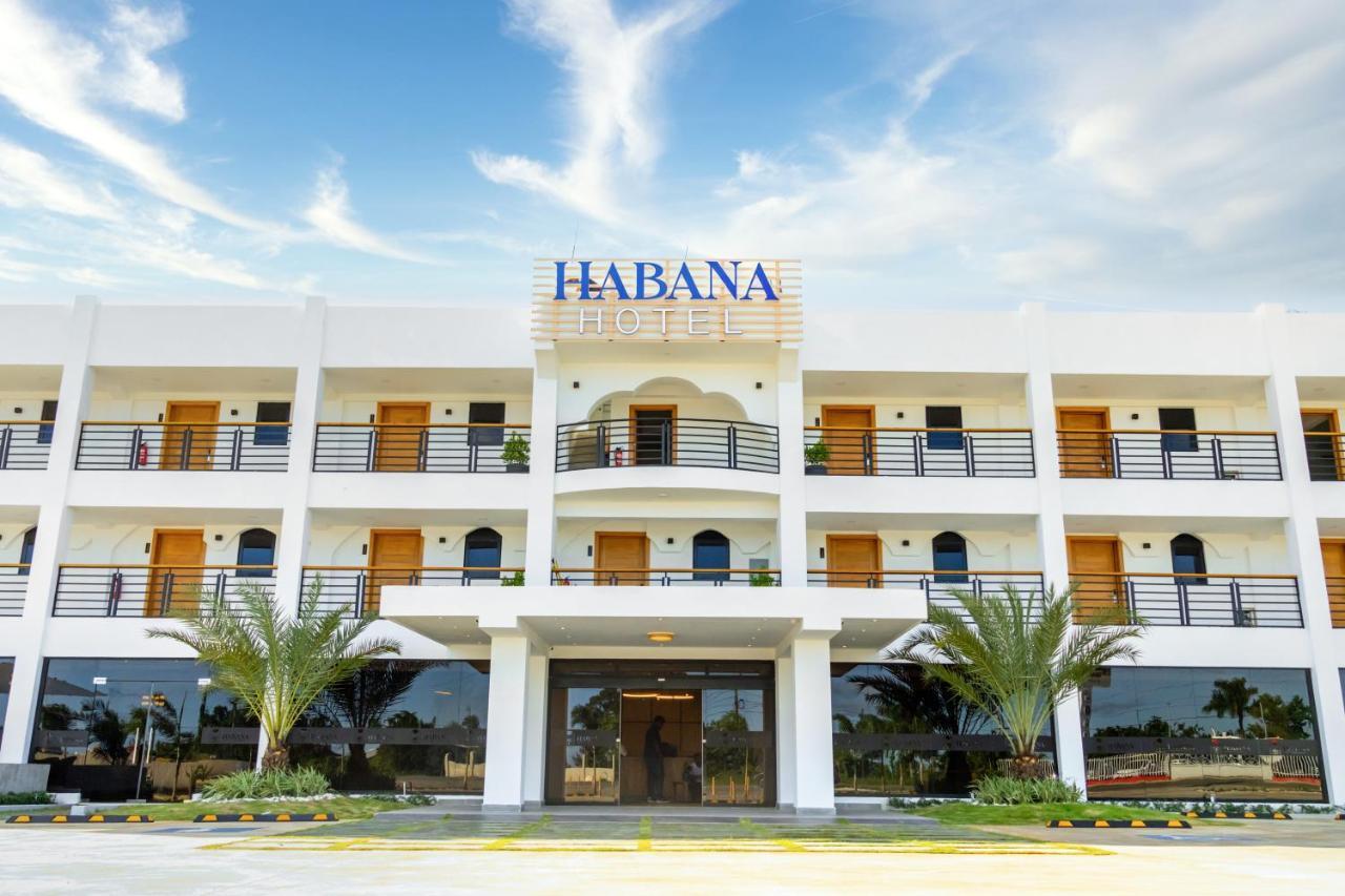 Habana Hotel Y Restaurante Higüey Exterior foto